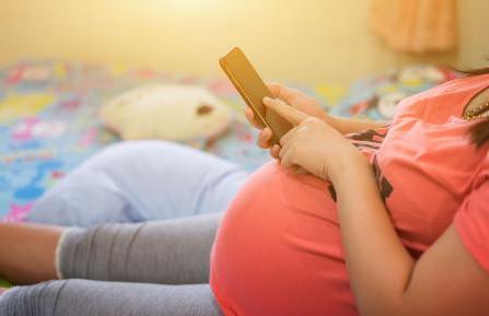 Pregnant woman with cellphone